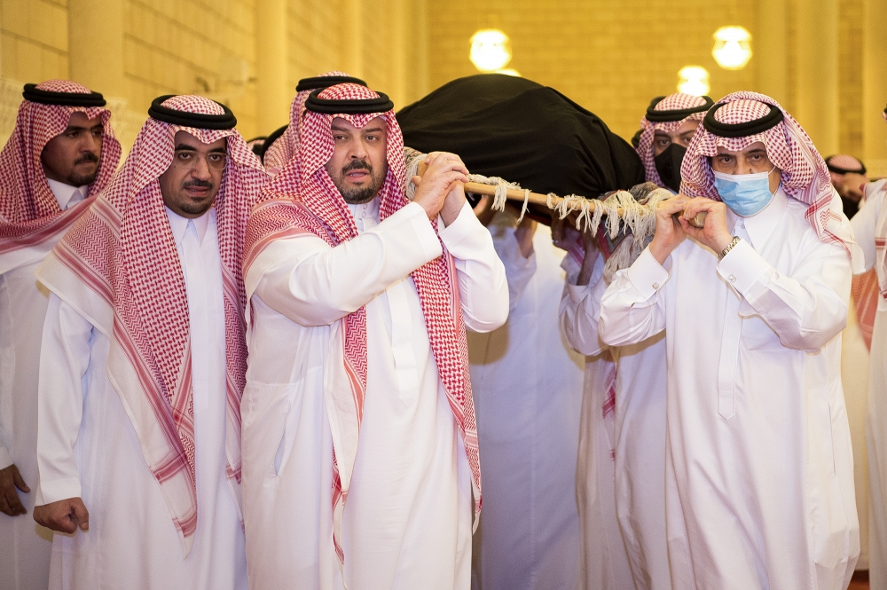 سمو نائب أمير الرياض يؤدي صلاة الميت على صاحبة السمو الملكي الأميرة لولوة بنت فهد بن عبدالعزيز آل سعود - رحمها الله -