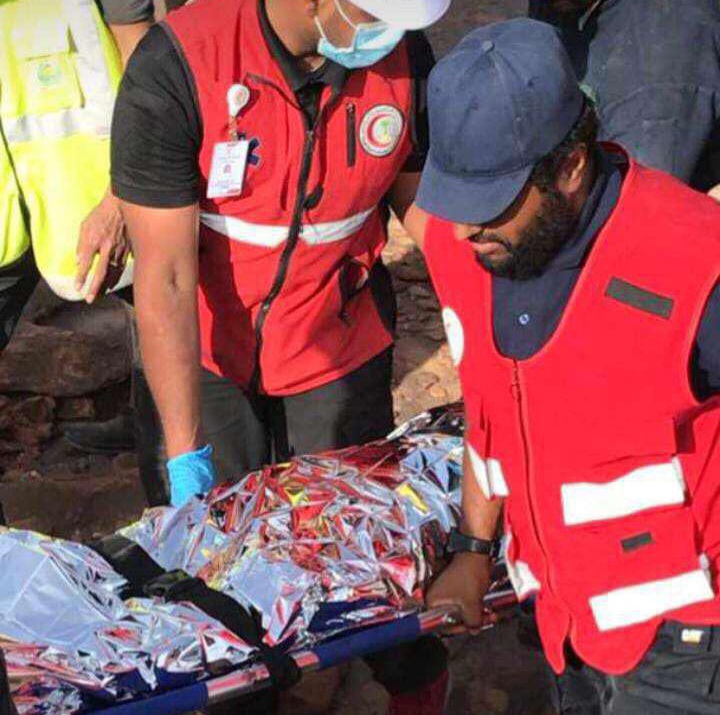 الهلال الأحمر والدفاع المدني يشاركان في إنقاذ شاب علق بين الصخور في تبوك