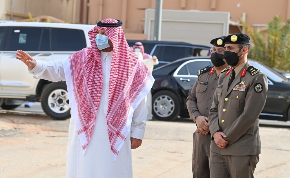 سمو أمير منطقة الحدود الشمالية يتفقد المنازل المتضررة من جراء الأمطار الغزيزة بعرعر