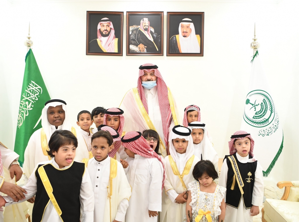 سمو أمير الحدود الشمالية يشارك الأيتام وأطفال متلازمة داون فرحة العيد