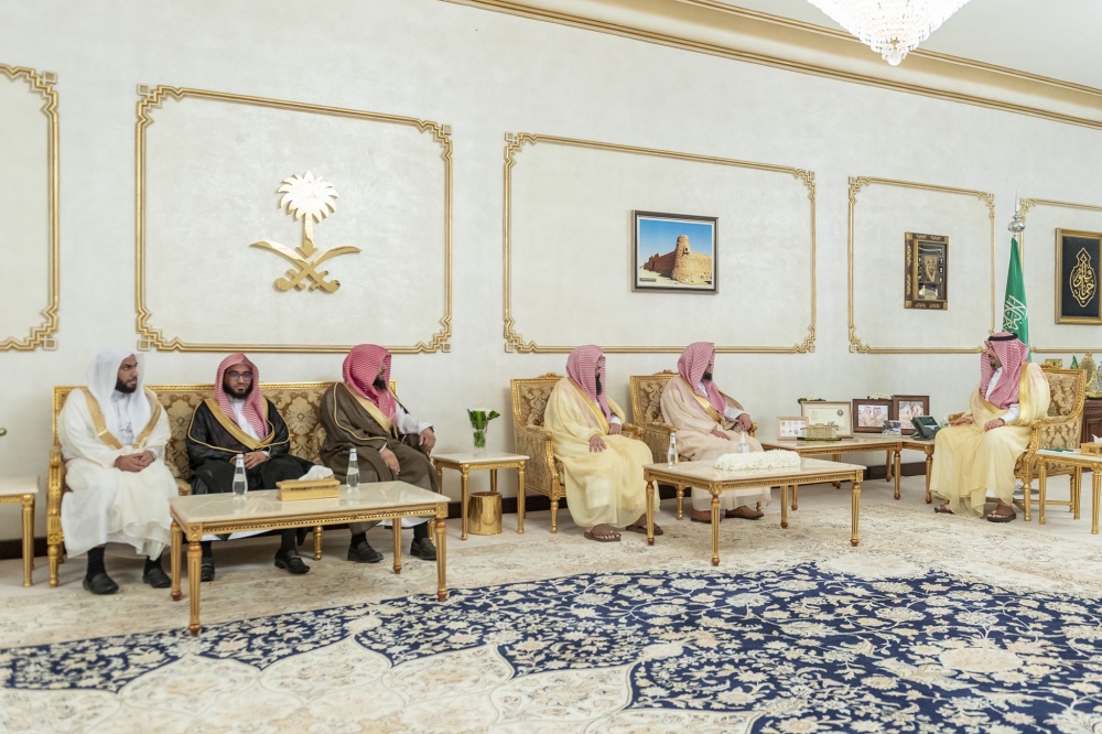 سمو أمير منطقة الحدود الشمالية يستقبل المهنئين من رؤساء المحاكم والقضاة بمناسبة عيد الفطر