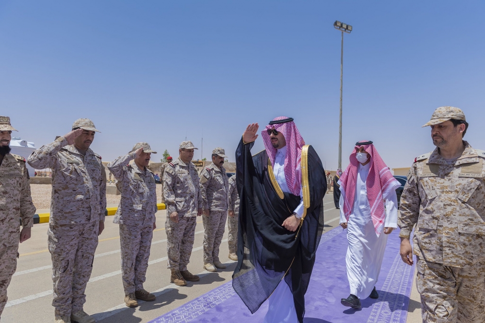 سمو أمير منطقة الحدود الشمالية ينقل تحيات القيادة لمنسوبي قوة عرعر