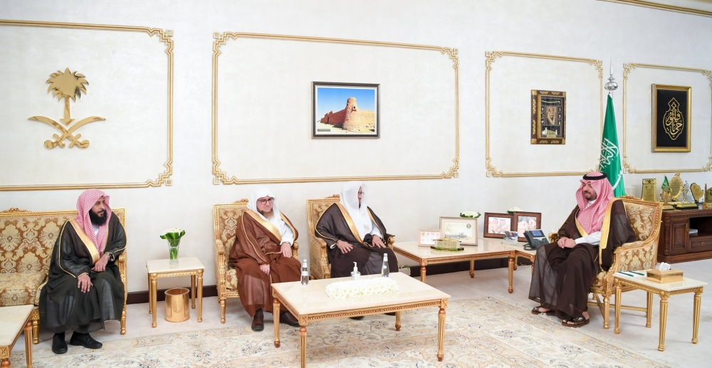 سمو أمير الحدود الشمالية يستقبل رئيس محكمة الاستئناف في المنطقة