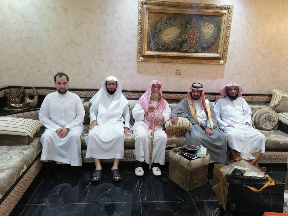 مدير فرع وزارة الشؤون الإسلامية بالحدود الشمالية يقوم بزيارة مؤذن مسجد الجمعية الخيرية بعد تعرضه لعارض صحي داخل المسجد