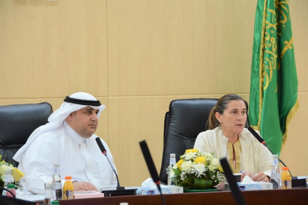 رئيس الغرفة التجارية بعرعر يستقبل سعادة المنسقة المقيمة الأمم المتحدة بالمملكة