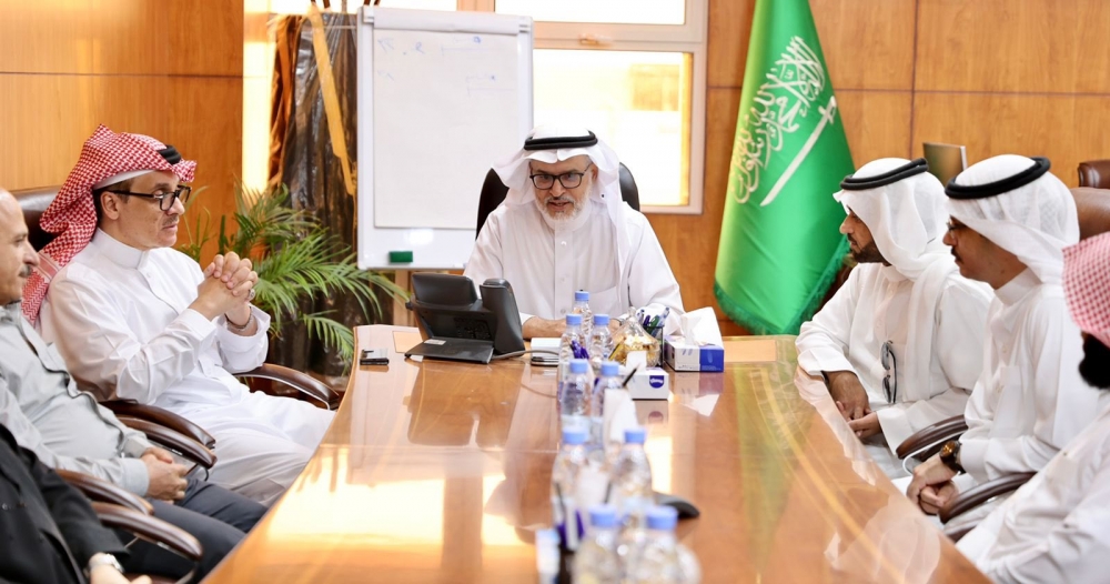 معالي رئيس جامعة الحدود الشمالية يلتقي بالطلبة الذين شاركوا في تقديم حفل الخريجين للدفعة الخامسة عشرة