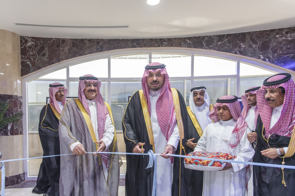 سمو الأمير فيصل بن خالد بن سلطان يفتتح المعرض التشكيلي للفنان أحمد السلامة