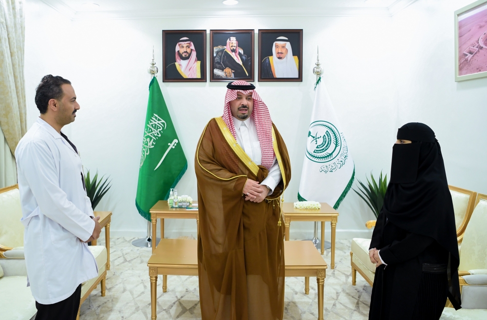 سمو أمير الحدود الشمالية يكّرم دكتور وممرضة لإسعافهما مريضة على متن طائرة الخطوط السعودية