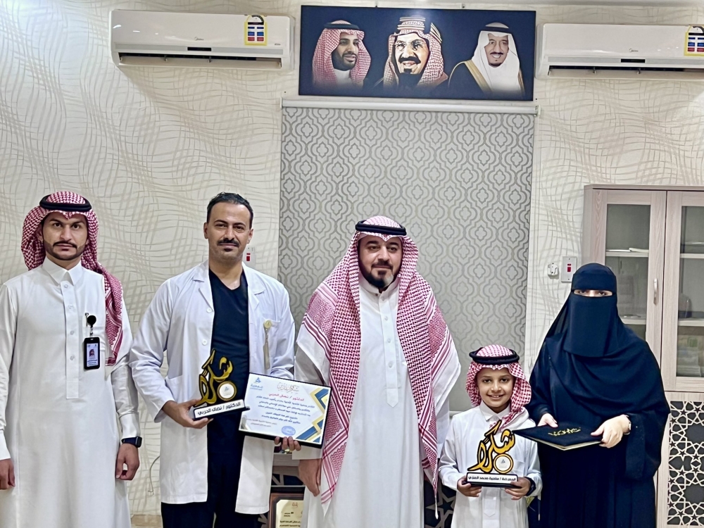 رئيس جمعية التنمية الأهلية بعرعر يكرم الدكتور نضال الحربي والممرضة سامية العنزي