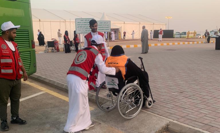 سفراء الحياة وسفراء العطاء من مسعفي ومتطوعي الهلال الاحمر بالحدود الشمالية يستقبلون أولى طلائع الحجاج بمنفذ جديدة عرعر