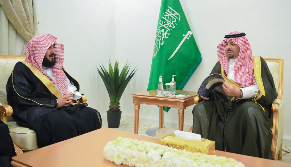 سمو الأمير فيصل بن خالد بن سلطان يتسلم التقرير السنوي لجمعية