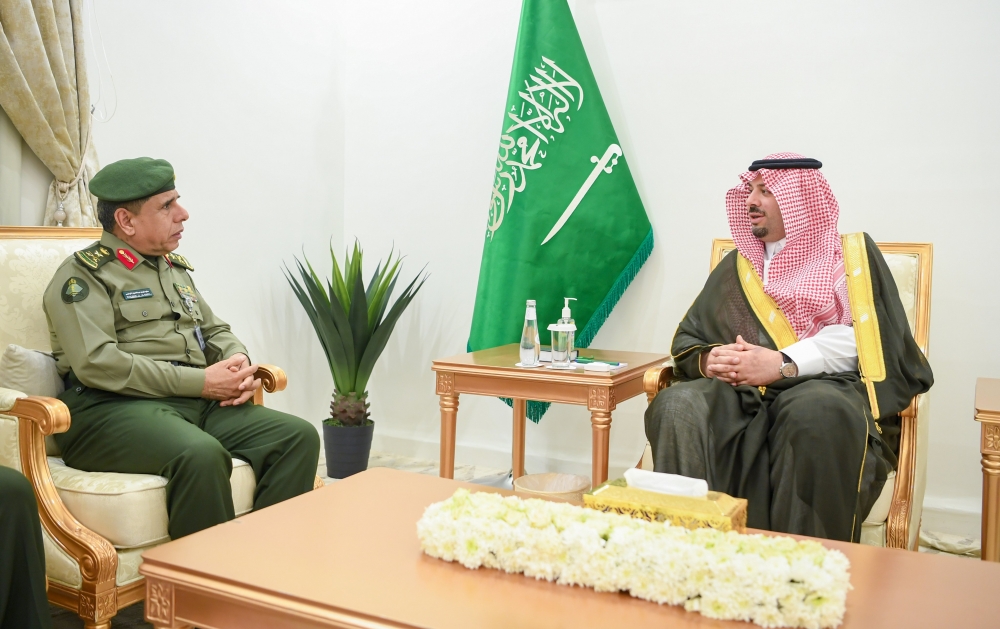 سمو أمير الحدود الشمالية يلتقي مدير عام الجوازات