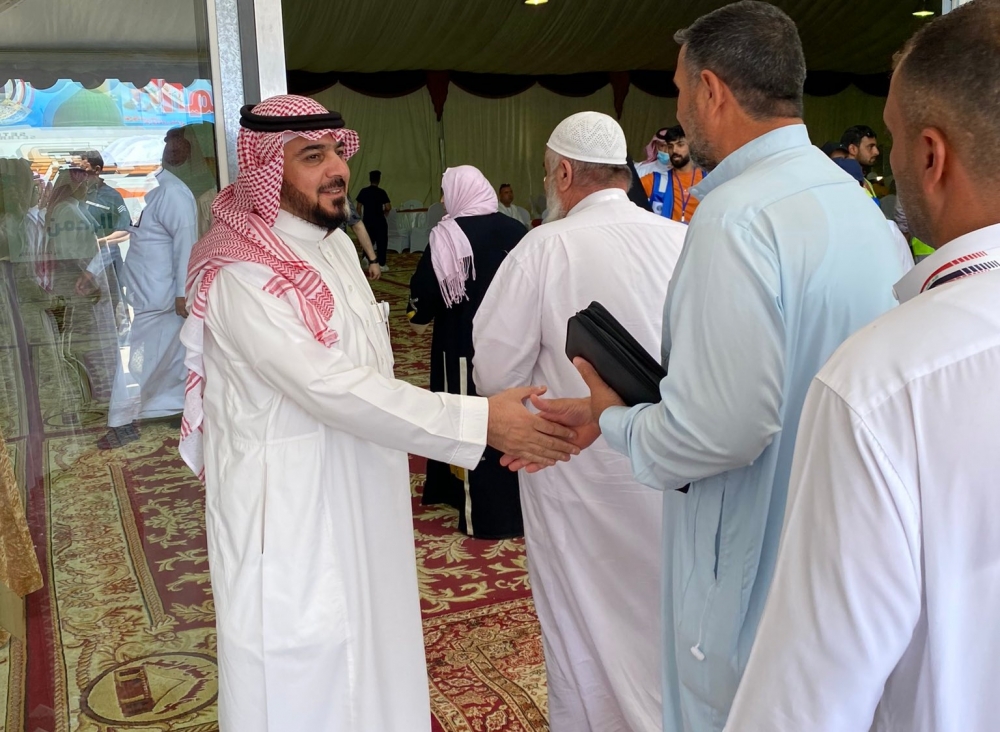 رئيس جمعية التنمية الأهلية بعرعر يطلع على مشاركة المتطوعين بإستقبال الحجاج بمنفذ جديدة عرعر