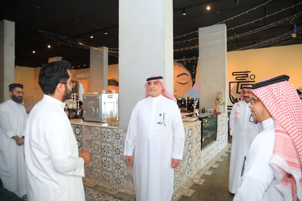 مدير فرع وزارة الموارد البشرية بالحدود الشمالية يزور عدد من المنشآت بمحافظة طريف التي يعمل فيها عدد من الشباب السعوديين لدعمهم