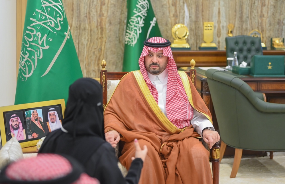 سمو أمير الحدود الشمالية يستقبل مديرة وفريق عمل فرع جمعية