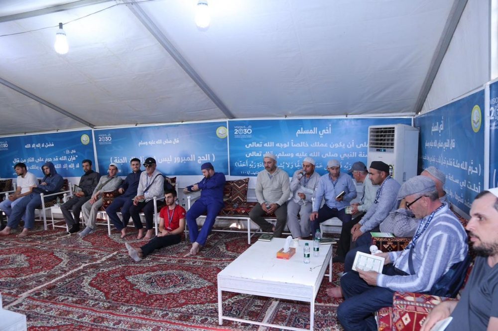 المركز الميداني التوعوي لهيئة الأمر بالمعروف بمدينة الحجاج بالقصيم يستقبل القادمين لأداء فريضة الحج