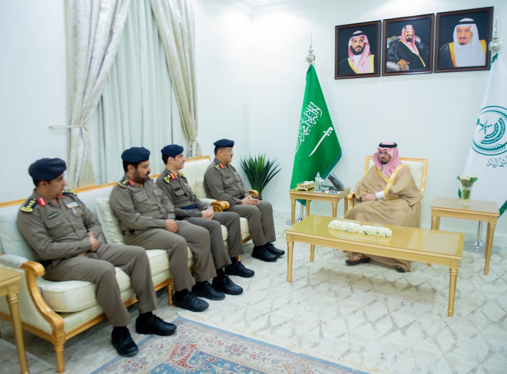 سمو نائب أمير الحدود الشمالية يستقبل مدير عام الدفاع المدني بالمنطقة