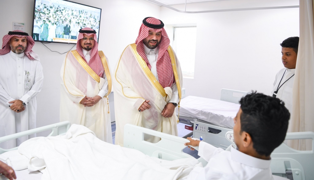 سمو أمير منطقة الحدود الشمالية يعايد المرضى المنومين في مستشفى برج الشمال الطبي بعرعر