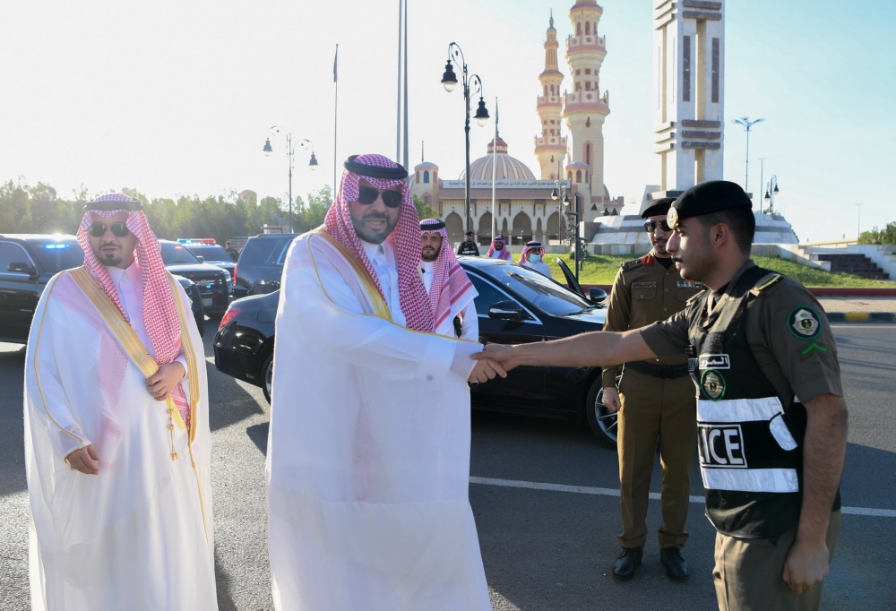 سمو أمير الحدود الشمالية يعايد رجال الدوريات الأمنية بالميدان