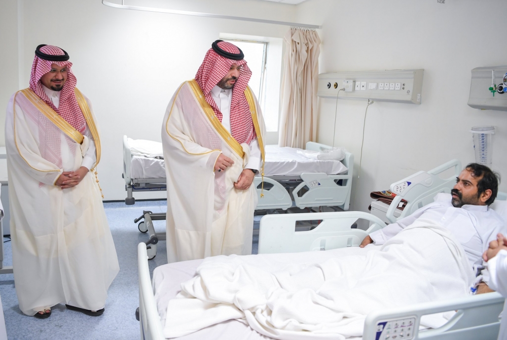 سمو أمير منطقة الحدود الشمالية يعايد المرضى المنومين في مستشفى برج الشمال الطبي بعرعر