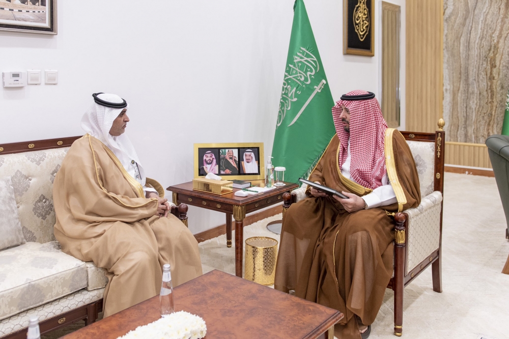 سمو أمير الحدود الشمالية يتسلم التقرير السنوي لفرع وزارة الموارد البشرية بالمنطقة