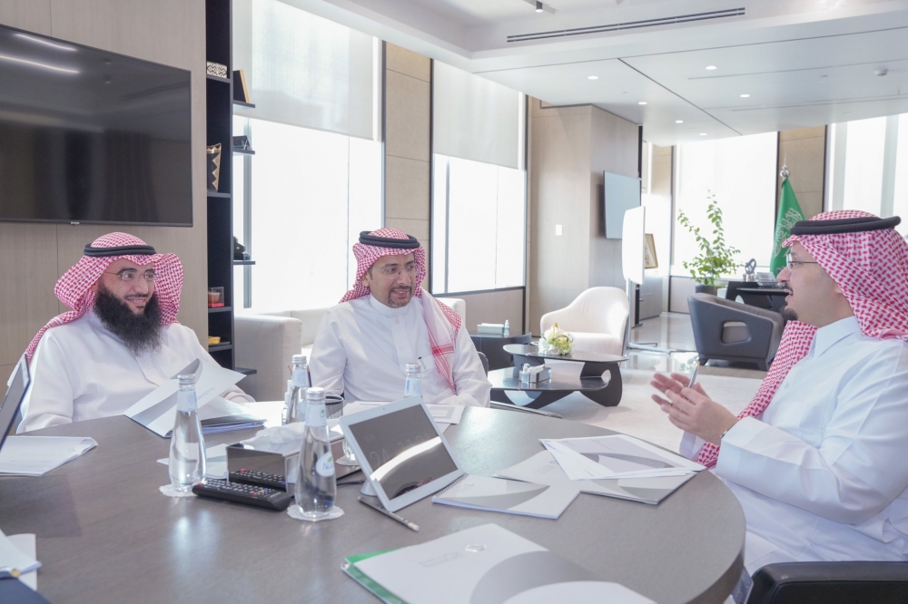 سمو نائب أمير منطقة الحدود الشمالية يلتقي بوزير الصناعة والثروة المعدنية