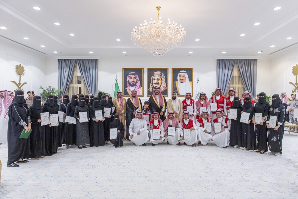 سموُّ الأمير فيصل بن خالد بن سلطان بحضور سمو نائبه .. يكرِّمُ المشاركين في أعمال الحج بمنفذ جديدة عرعر