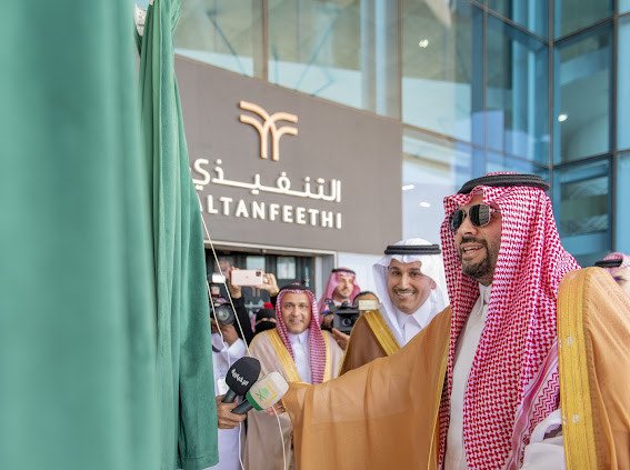 سمو أمير منطقة الحدود الشمالية يدشّن الصالة التنفيذية بمطار عرعر