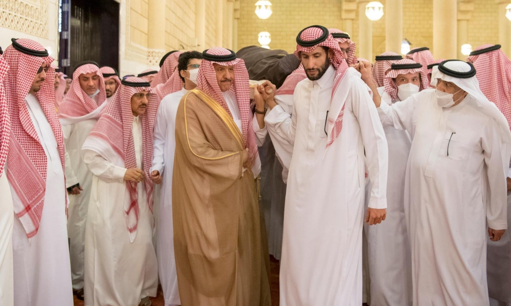 سمو أمير منطقة الرياض بالنيابة يؤدي صلاة الميت على الأمير عبدالرحمن بن ناصر بن عبدالعزيز