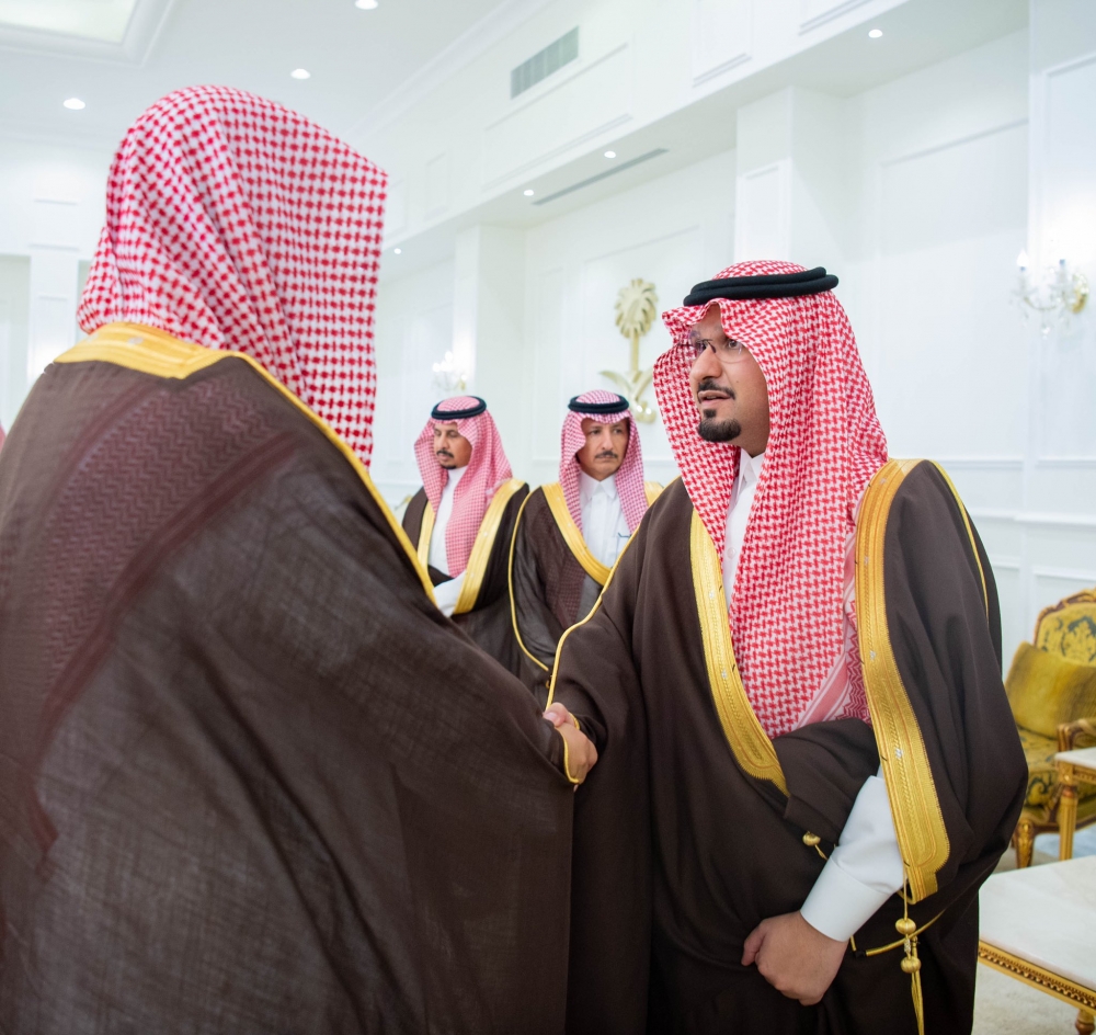 سمو نائب أمير الحدود الشمالية يستقبل المعزين في وفاة والده -رحمه الله-