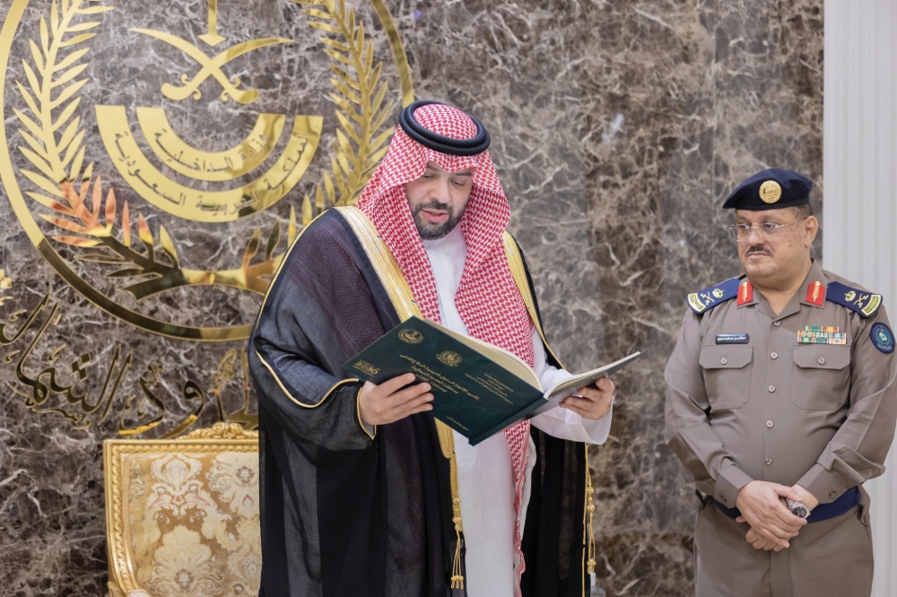 سمو الأمير فيصل بن خالد بن سلطان يكرم الضباط المتميزين من منسوبي الدفاع المدني بالحدود الشمالية