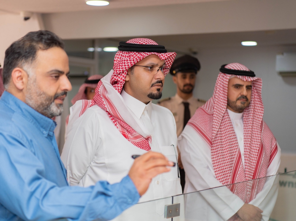 سمو أمير الحدود الشمالية بالنيابة يتفقد شركة