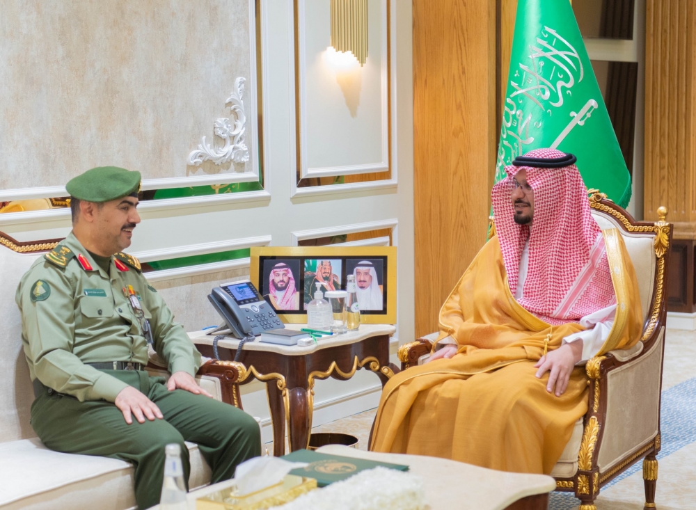 سمو أمير الحدود الشمالية بالنيابة يستقبل مدير الجوزات لانتهاء فترة عمله بالمنطقة