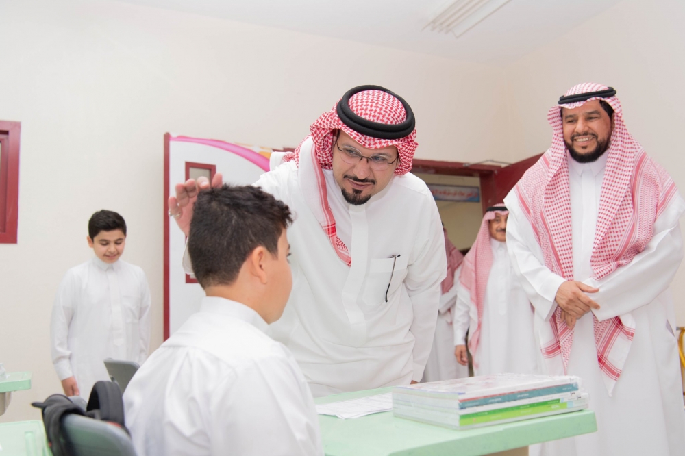 سمو أمير الحدود الشمالية بالنيابة يتفقد عدداً من المدارس في أول يوم دراسي