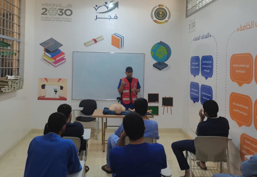 فرع هيئة الهلال الأحمر السعودي بمنطقة الحدود الشمالية ينفذ دورة توعوية لنزلاء سجن عرعر