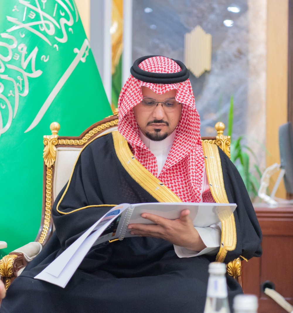 سمو أمير الحدود الشمالية بالنيابة يلتقي أمين المنطقة ورؤساء البلديات