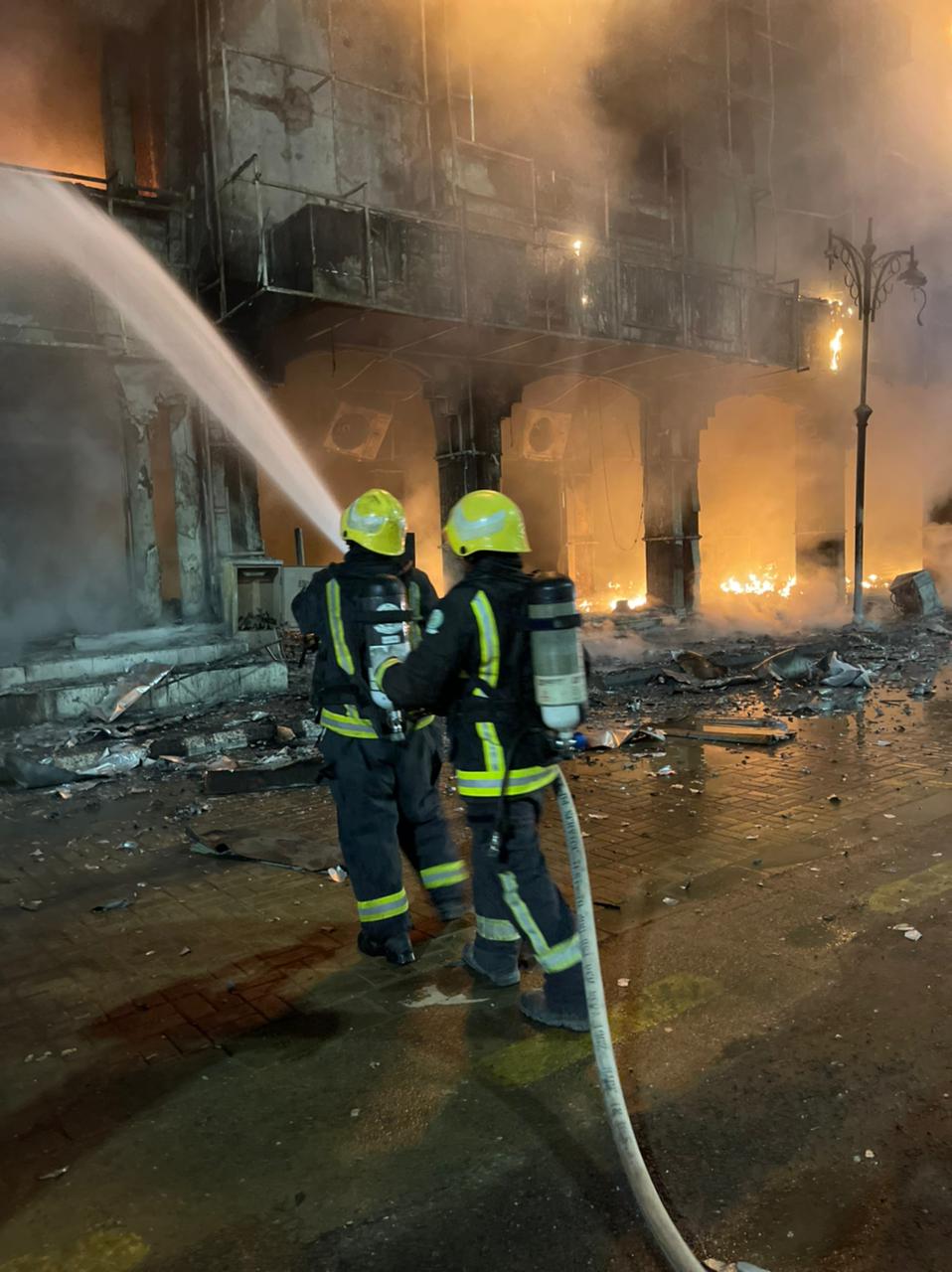 الدفاع المدني يسيطر على حريق بأحد المباني بحي المساعدية بعرعر ومبنى آخر مجاور واخلاء 8 أشخاص من الموقع دون اي اصابات