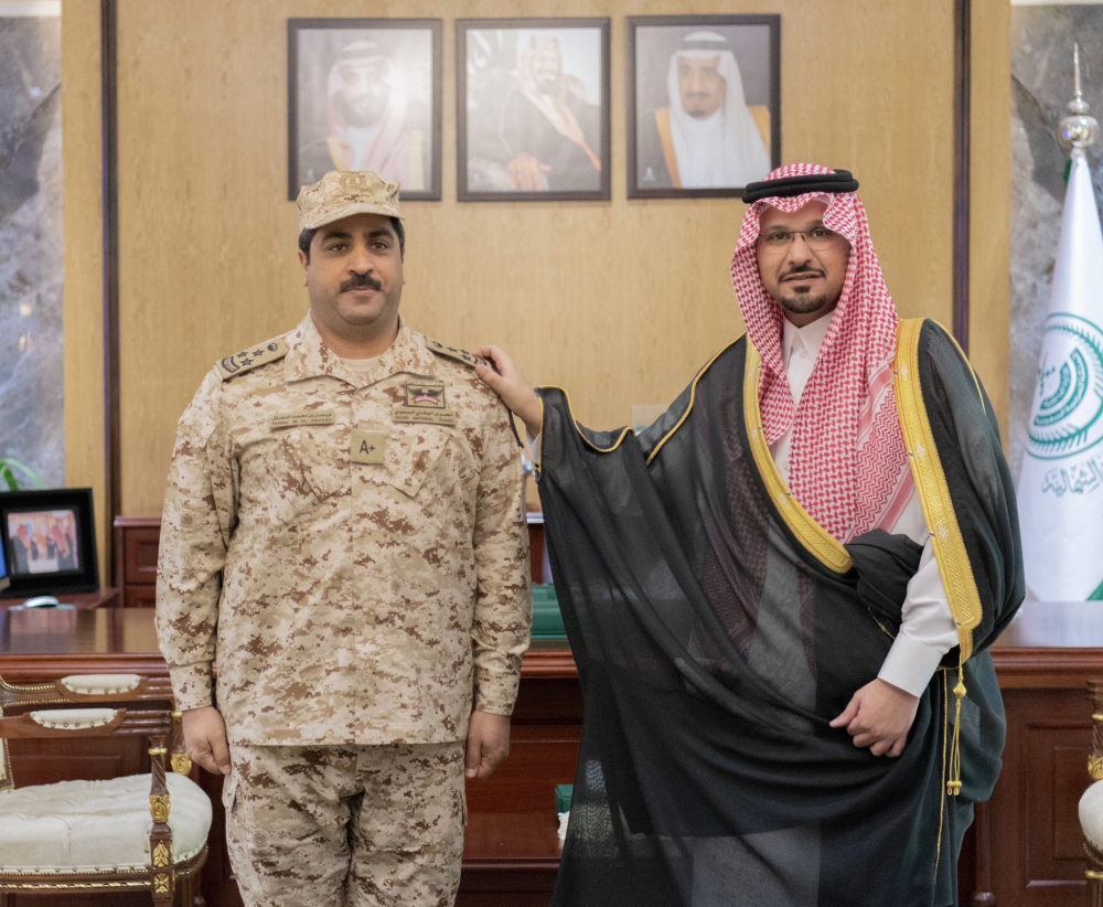 سمو أمير الحدود الشمالية بالنيابة يقلد قائدي قوة الواجب بعرعر وطريف رتبهما الجديدة