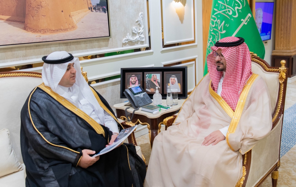 سمو الأمير سعود بن عبدالرحمن يتسلّم تقريراً عن أعمال وأنشطة الغرفة التجارية بعرعر