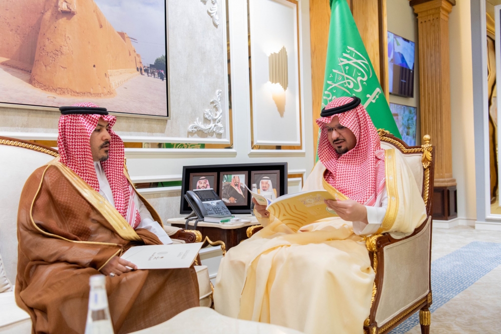 سمو أمير الحدود الشمالية بالنيابة يتسلّم تقريراً عن أعمال الأحوال المدنية بالمنطقة