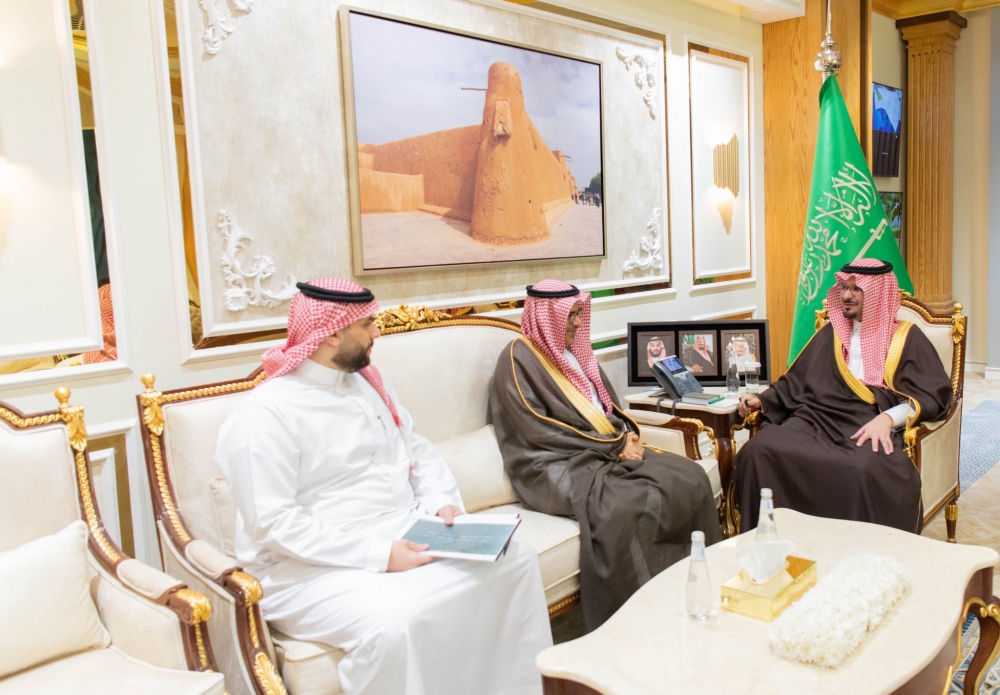 سمو أمير الحدود الشمالية بالنيابة يستقبل مدير شؤون الإسكان بالمنطقة