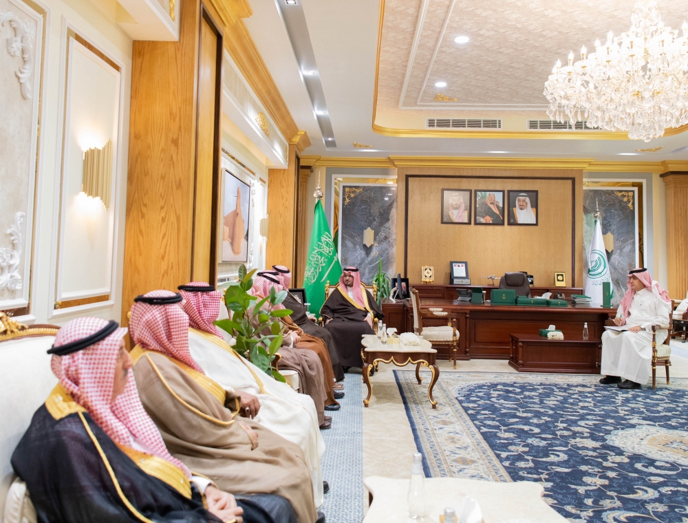 سمو أمير الحدود الشمالية بالنيابة يلتقي رئيس لجنة الأسرة بمجلس المنطقة