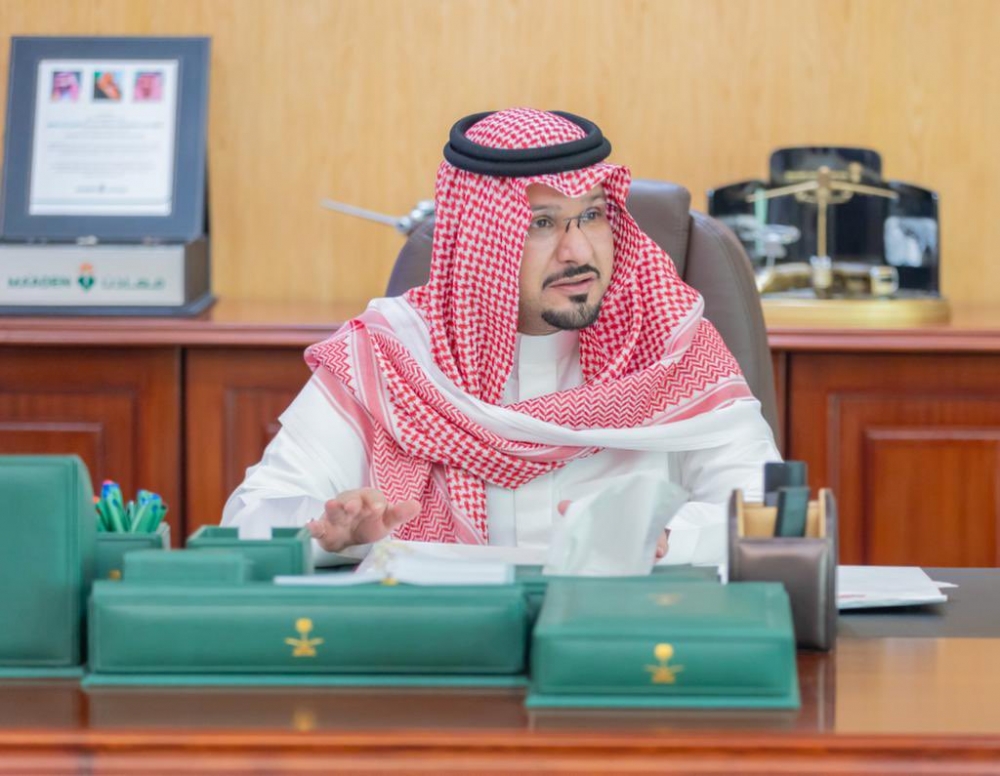 سمو أمير الحدود الشمالية بالنيابة يلتقي القيادات الأمنية لمناقشة استعدادات اليوم الوطني