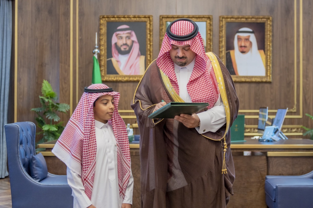 سمو أمير الحدود الشمالية يكرم الطالب الحاصل على المركز الأول في جائزة الأميرة صيته للتميز