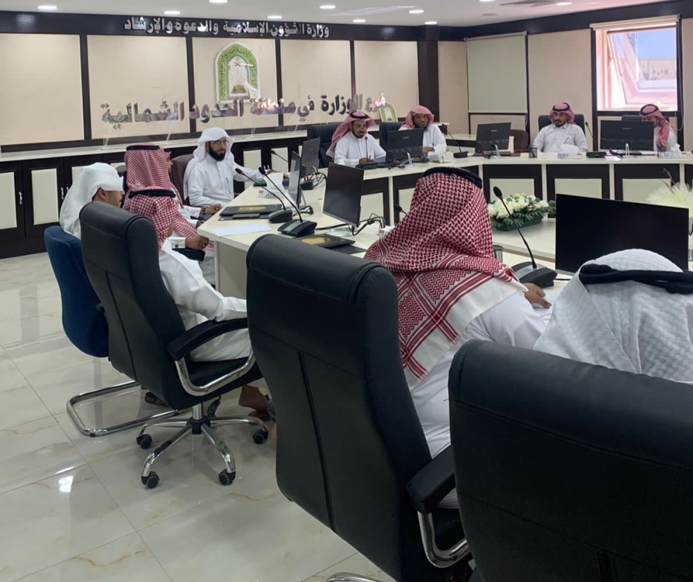 مدير فرع الشؤون الإسلامية بالحدود الشمالية يعقد إجتماعاً بمراقبي المساجد