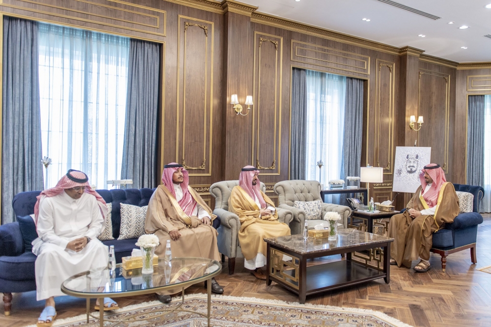 سمو أمير الحدود الشمالية يستقبل المدير التنفيذي لنادي الإبل