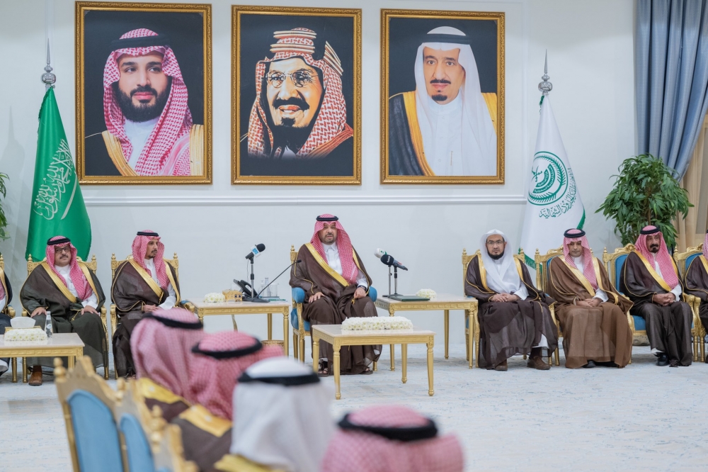 سموُّ أميرِ الحدود الشمالية يستقبلُ المواطنين في جلسته المسائية