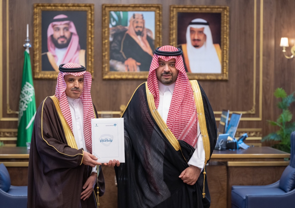 سمو أمير الحدود الشمالية يكرّم الأخصائي عادل بن سلامة العنزي لحصوله على براءة اختراع في تخصص تروية القلب