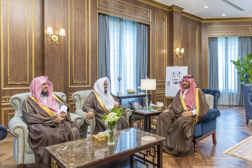 سمو أمير الحدود الشمالية يستقبل رئيس محكمة الاستئناف ومساعده