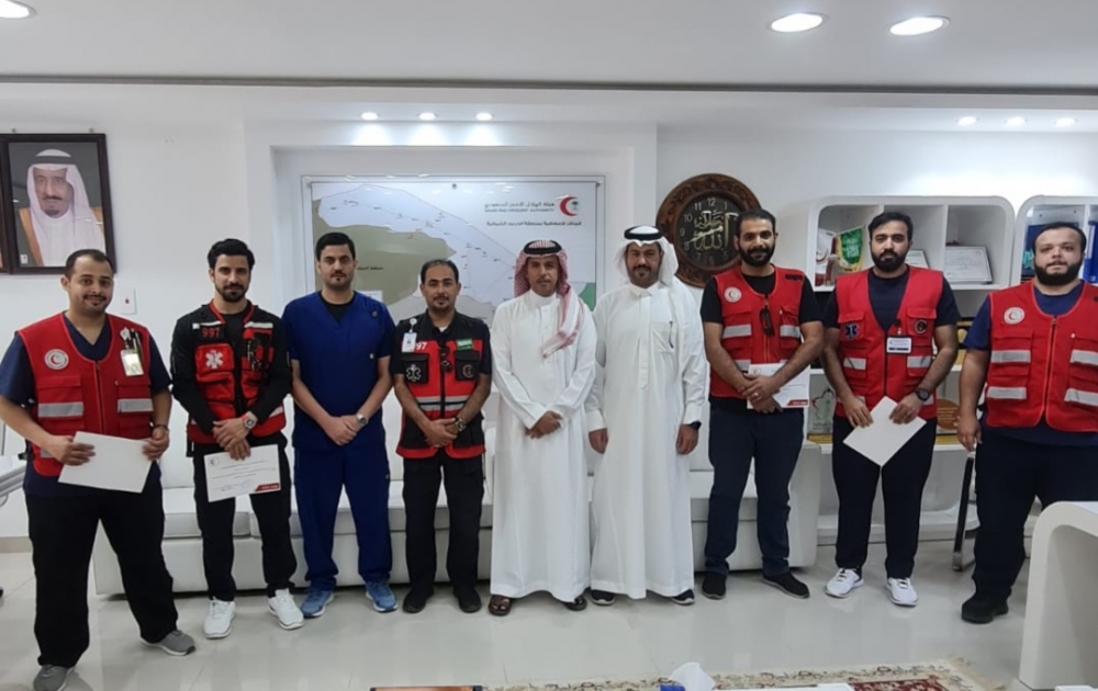 مدير الهلال الأحمر بالحدود الشمالية يكرم عدداً من